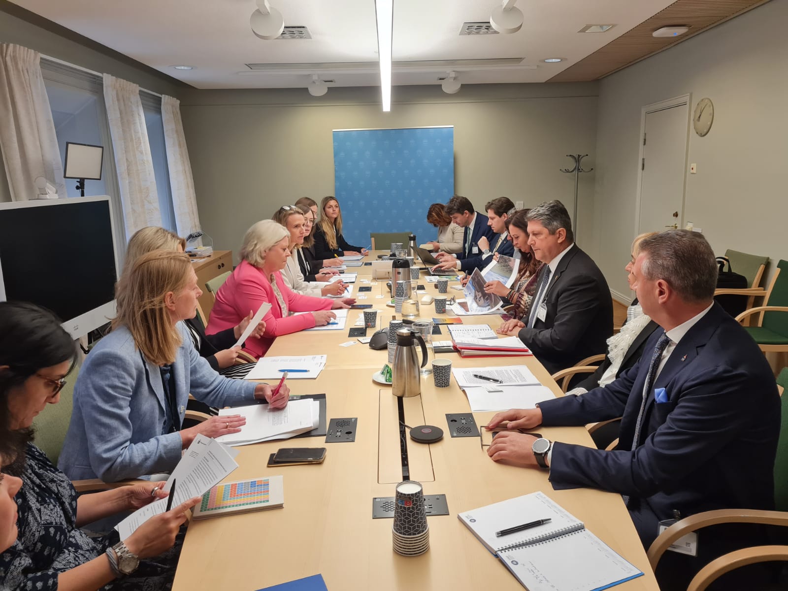 Misiunea oficială în Suedia a delegației Parlamentului României, condusă de senatorul Titus Corlățean, președintele Comisiei pentru politică externă a Senatului, în continuarea demersurilor pentru recuperarea/repatrierea celor doi copii minori români ai familiei Samson, reținuți abuziv de serviciile sociale din Suedia